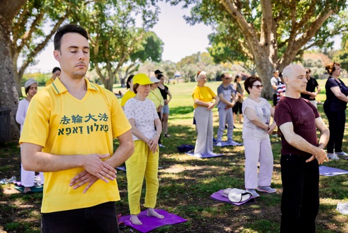 Image for article Israel: Memperingati Hari Falun Dafa Sedunia di Taman Nasional Ramat Gan
