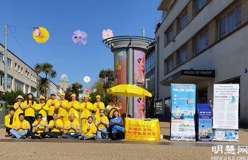 Image for article Inggris: Praktisi Falun Dafa Memberitahu Orang-orang tentang Penganiayaan di Tiongkok Selama KTT G7  