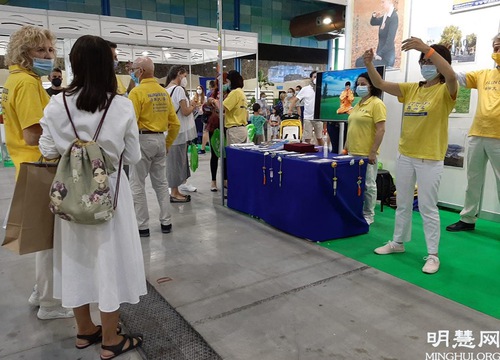 Image for article Spanyol: Praktisi Memperkenalkan Falun Dafa Selama Pameran Kesehatan di Malaga