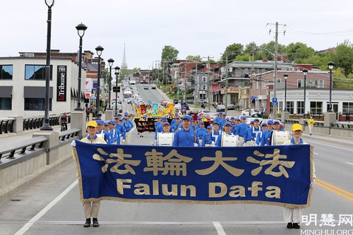 Image for article Kanada: Walikota Sherbrook Memberi Selamat kepada Praktisi Saat Mereka Merayakan Hari Falun Dafa Sedunia