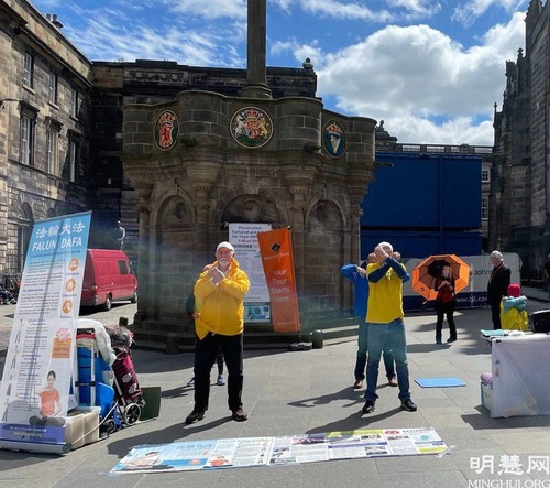 Image for article Skotlandia: Orang-Orang Mengecam Penganiayaan Terhadap Falun Dafa pada Kegiatan di Edinburgh