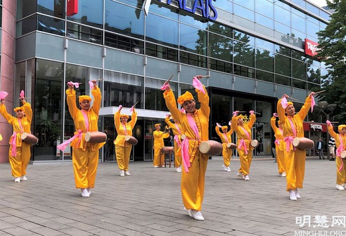 Image for article Jerman: Penduduk Mempelajari Tentang Falun Dafa Selama Hari Informasi di Duisburg