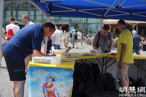 Image for article Würzburg, Jerman: Dukungan Publik untuk Mengakhiri Penganiayaan terhadap Falun Dafa