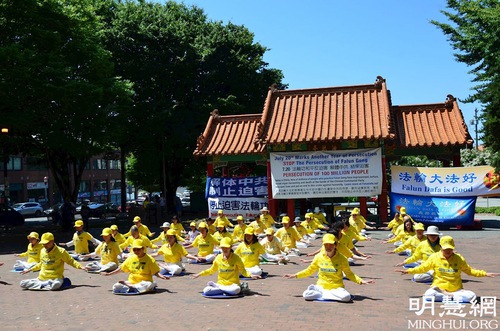 Image for article Seattle: Praktisi Falun Dafa Berkumpul di Pecinan untuk Memprotes Penganiayaan PKT terhadap Falun Dafa Selama 22 Tahun