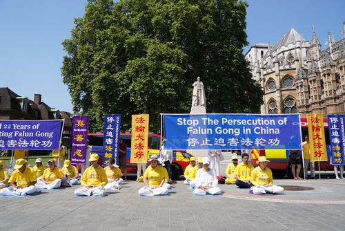 Image for article Anggota Parlemen Inggris Berbicara di Rapat Umum Falun Gong: Kejahatan Hak Asasi Manusia Tiongkok Harus “Diungkap di Siang Bolong”