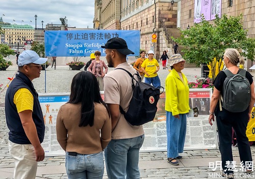 Image for article Swedia: Praktisi Mengadakan Kegiatan Selama Festival Pertengahan Musim Panas untuk Memberitahu Orang-orang Tentang Falun Dafa