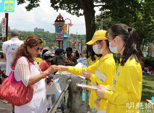 Image for article Kanada: Turis Internasional Belajar Falun Dafa di Tempat Latihan Air Terjun Niagara