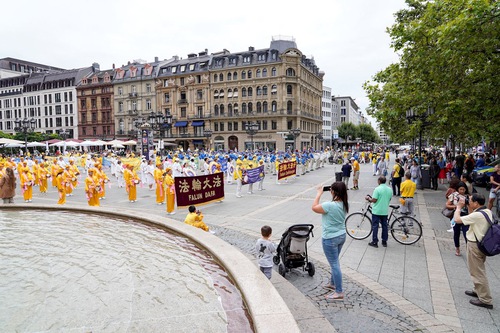 Image for article Anggota Tim Genderang Pinggang Jerman: Falun Dafa Telah Memberkati Seluruh Keluarga Saya