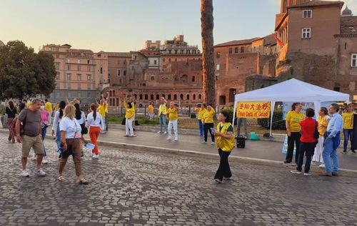 Image for article Italia: Praktisi Meningkatkan Kesadaran Tentang Falun Dafa dan Menandai 22 Tahun Penganiayaan