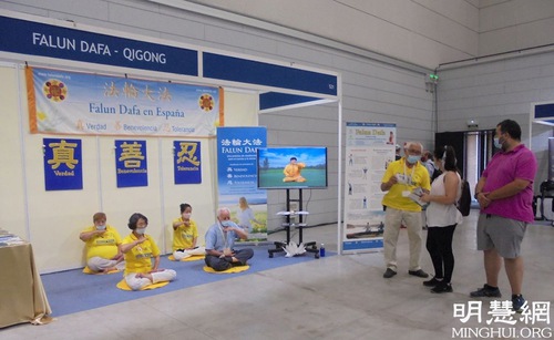 Image for article Barcelona, Spanyol: Praktisi Memperkenalkan Falun Dafa di Pameran Kesehatan Biocultura