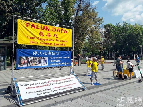 Image for article Lithuania: Warga berterima kasih kepada Praktisi Falun Dafa karena “Membawa Energi Murni dan Lurus ke Dunia”