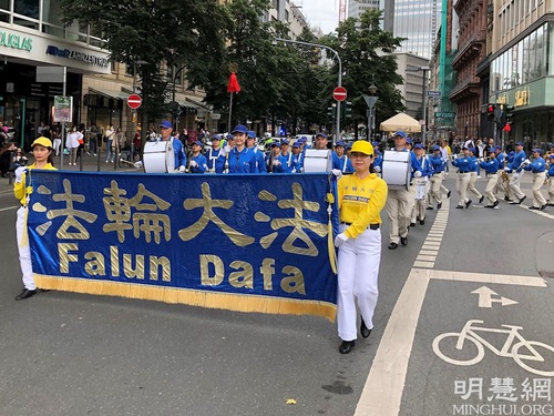 Image for article Frankfurt, Jerman: Parade Memprotes Penganiayaan Rezim Komunis Tiongkok terhadap Falun Gong