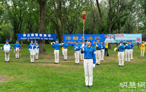 Image for article Quebec: Orang Menawarkan untuk Membantu Praktisi Falun Dafa Mengungkap Penganiayaan PKT