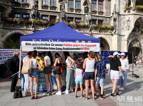 Image for article Jerman: Orang-orang Menandatangani Petisi untuk Menyerukan Diakhirinya Penganiayaan Falun Dafa di Tiongkok