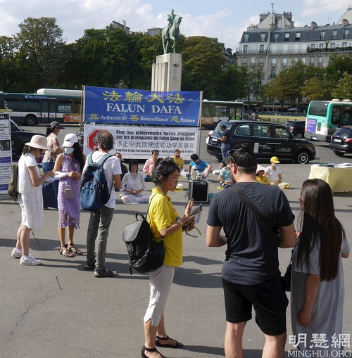 Image for article Prancis: Warga Paris Mendukung Praktisi Falun Dafa dan Mengecam Partai Komunis Tiongkok