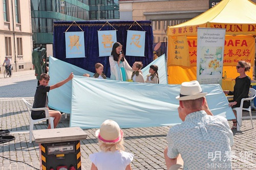 Image for article Swiss: Praktisi Memperkenalkan Falun Dafa Selama Aktivitas di Winterthur