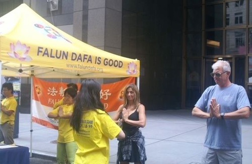 Image for article Sebuah Oasis Tenang di Manhattan yang Ramai: Orang-orang Tertarik ke Stan Informasi Falun Dafa di Pameran Musim Panas Times Square 
