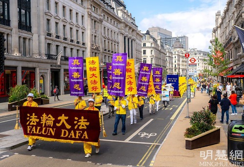 Image for article Inggris: Orang-orang Mengecam Penganiayaan Falun Dafa oleh Rezim Tiongkok pada Kegiatan di Pusat London 