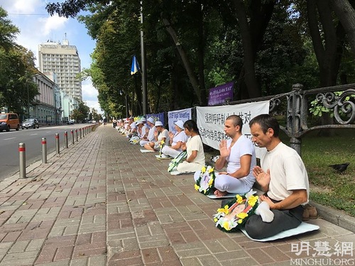 Image for article Ukraina: Kegiatan Falun Dafa Menarik Dukungan untuk Mengakhiri Penganiayaan Rezim Tiongkok