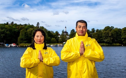 Image for article Pasangan Tionghoa di Swedia Mengucapkan Selamat Festival Pertengahan Musim Gugur Kepada Pencipta Falun Dafa