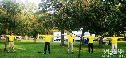 Image for article Praktisi Meningkatkan Kesadaran tantang Falun Dafa Selama Kejuaraan Tenis Terbuka Amerika Serikat