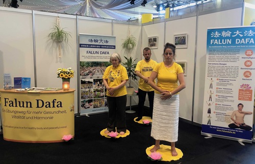 Image for article Falun Dafa Dipresentasikan di InVita - Pameran Kesehatan Terbesar di Jerman Utara untuk Warga Lanjut Usia