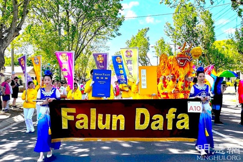 Image for article Australia: Anggota Dewan Kota Berterima kasih kepada Para Praktisi karena Memberitahu Orang-orang tentang Sejati-Baik-Sabar di Karnaval Bunga Toowoomba
