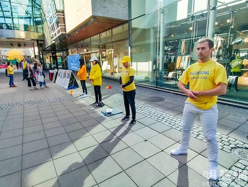 Image for article Swedia: Pengunjung Festival Budaya Norrköping Belajar Latihan Falun Gong