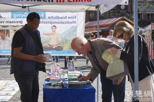 Image for article Jerman: Penduduk Setempat Mengecam dan Menandatangani Petisi Menyerukan Diakhirinya Penganiayaan Oleh Rezim Tiongkok terhadap Falun Dafa