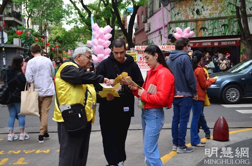 Image for article Argentina: Orang-orang Mempelajari Latihan Falun Dafa Selama Kegiatan yang Diadakan di Buenos Aires