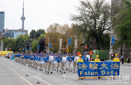 Image for article Toronto, Kanada: Parade Bulanan Melestarikan Tradisi dan Menolak PKT