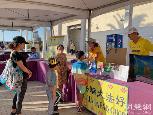 Image for article Irvine, California: Memperkenalkan Falun Gong di Festival Global Village