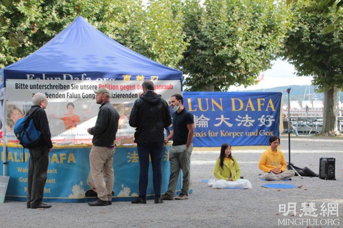 Image for article Praktisi Mengadakan Acara di Sembilan Kota, Tiga Negara Di Sekitar Danau Constance untuk Meningkatkan Kesadaran tentang Penganiayaan Falun Dafa