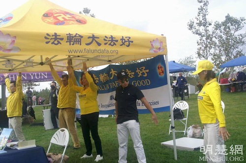 Image for article New Jersey: Praktisi Memperkenalkan Falun Dafa di Festival Panen dan Cerita Rakyat Korea
