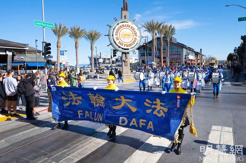 Image for article San Francisco: Penonton Menikmati Penampilan Kelompok Falun Dafa di Parade Hari Veteran