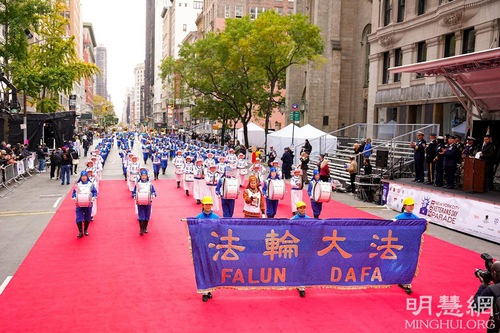 Image for article Kelompok Falun Dafa Disambut Kehadirannya di Parade Hari Veteran Kota New York