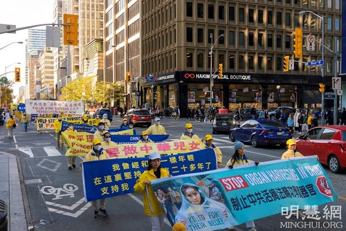 Image for article Parade Falun Dafa Bulanan di Toronto “Membawa Sukacita dan Harapan — Yang Dibutuhkan Dunia Ini Sekarang”