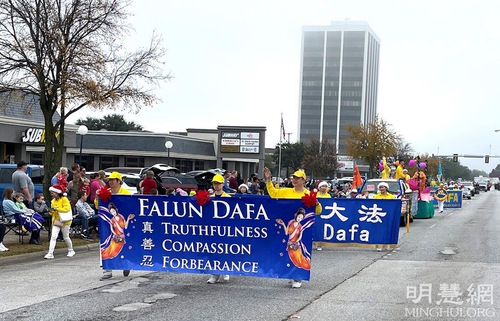 Image for article Texas: Penghargaan Grand Marshall Diberikan kepada Kontingen Falun Gong pada Parade Natal Richardson