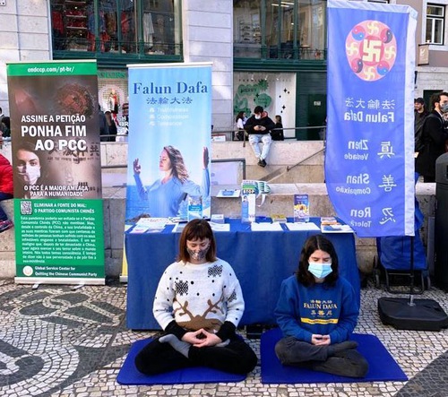 Image for article Portugal: Praktisi Falun Dafa Menyerukan Diakhirinya Penganiayaan di Tiongkok pada Hari Hak Asasi Manusia