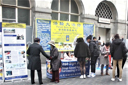 Image for article London: Praktisi Falun Dafa Mengadakan Acara di Luar Ruangan untuk Meningkatkan Kesadaran akan Penganiayaan saat Lalu Lintas Pejalan Kaki Meningkat