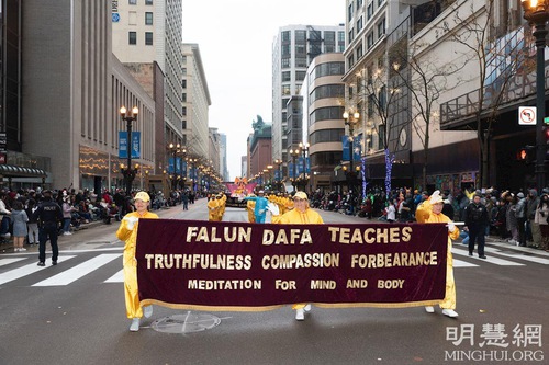 Image for article Chicago: Falun Dafa Disambut Hangat di Parade Hari Pengucapan Syukur