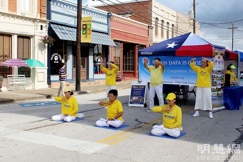 Image for article Texas: Falun Dafa di Festival Panen Kemiri
