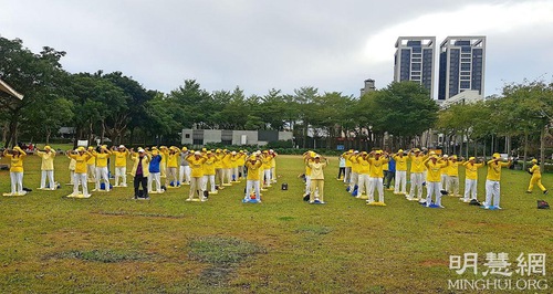 Image for article Taoyuan, Taiwan: Memperkenalkan Falun Dafa di Taman Olahraga Longtan