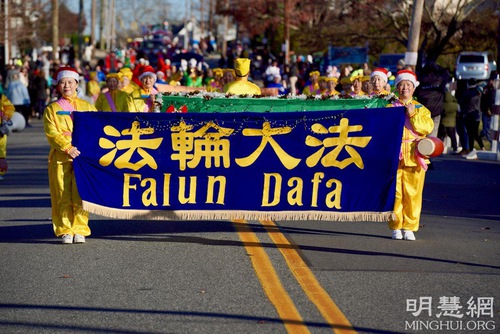 Image for article  Elsmere, Delaware: Kehadiran Falun Dafa Dipuji dalam Pawai Natal