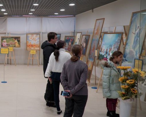 Image for article Rusia: Orang-Orang Mengetahui Tentang Falun Dafa dan Penganiayaan Selama Pameran Seni Zhen-Shan-Ren di Moskow