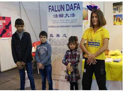 Image for article Turki: Falun Dafa Disambut Hangat di Pameran Buku Kota Mersin