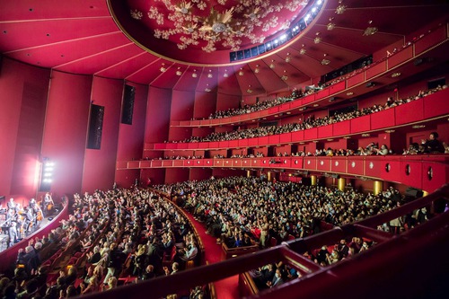 Image for article Penonton Teater di Prancis dan Empat Negara Bagian A.S. Merasakan Berkah dan Kekuatan dalam Shen Yun: “Saya Merasa Dipenuhi Energi”
