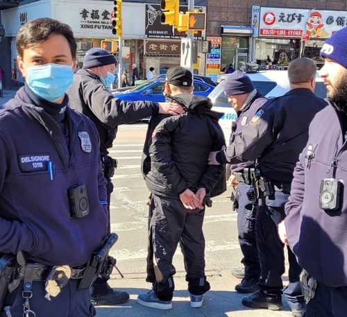 Image for article Flushing, New York: Tersangka Ditangkap, Menghadapi Tindak Pidana Kejahatan karena Menyerang Stan Falun Gong