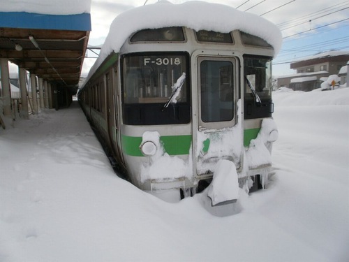 Image for article Udara Dingin Menghantam Jepang, Hujan Salju di Sapporo Memecahkan Rekor Memaksa Kereta untuk Berhenti Bekerja