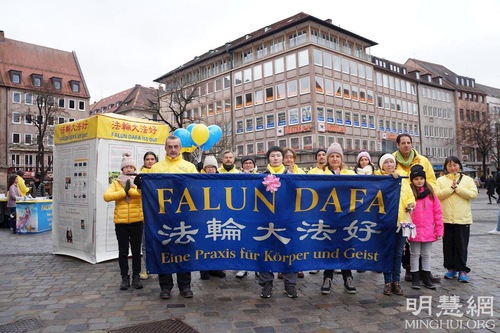 Image for article Jerman: Praktisi di Franconia Memberi Tahu Orang-orang tentang Falun Dafa dan Mengucapkan Selamat Tahun Baru Imlek kepada Guru